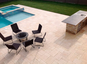 rocamar_travertino_romano_al_corte_marmol_crema_terraza-1.jpg