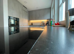 silestone_arden_blue_superficie_hibrida_de_minerales_y_materiales_reciclados_gris_cocina-1.jpg