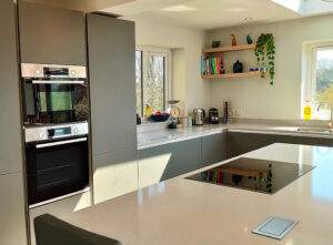 silestone_eternal_serena_superficie_hibrida_de_minerales_y_materiales_reciclados_gris_cocina-1.jpg